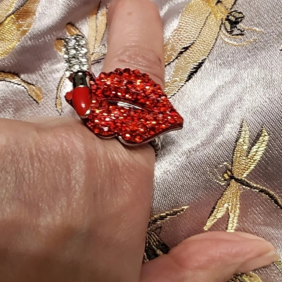 Red Rhinestone lipstick Stretch Ring  New - Picture 4 of 5